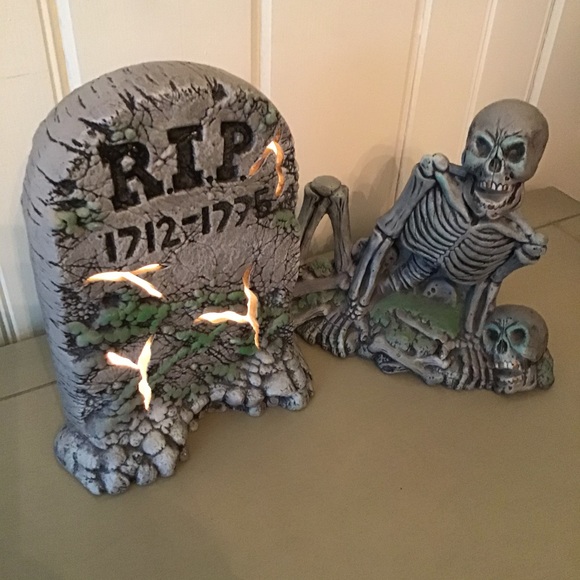 HALLOWEEN LIGHTED CERAMIC SKELETON - Picture 3 of 12